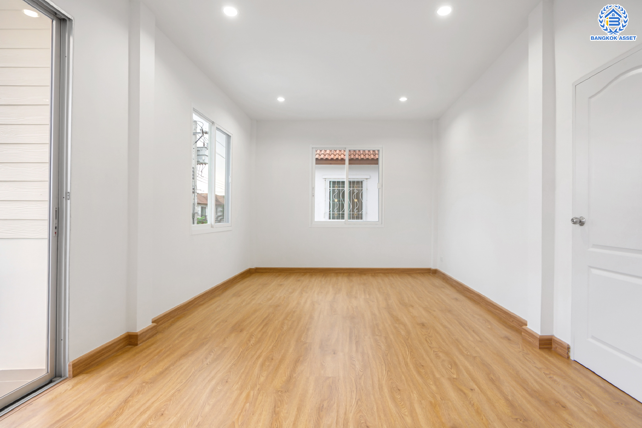 บ้านมือสองตกแต่งใหม่ ม.ปารวีร์ เพชรเกษม63 บ้านแฝดฟังก์ชันระดับบ้านเดี่ยว เนื้อที่ 40 ตร.ว. ฟังก์ชัน 3 ห้องนอน 2 ห้องน้ำ 1 ที่จอดรถ บนพื้นที่ใช้สอย 133 ตร.ม. ทำเลศักยภาพ เชื่อมต่อหลายเส้นทาง ใกล้เดอะมอลล์บางแค จุดขึ้นทางด่วน "เพชรเกษม" และรถไฟฟ้าสายสีน้ำเงิน "สถานีหลักสอง"